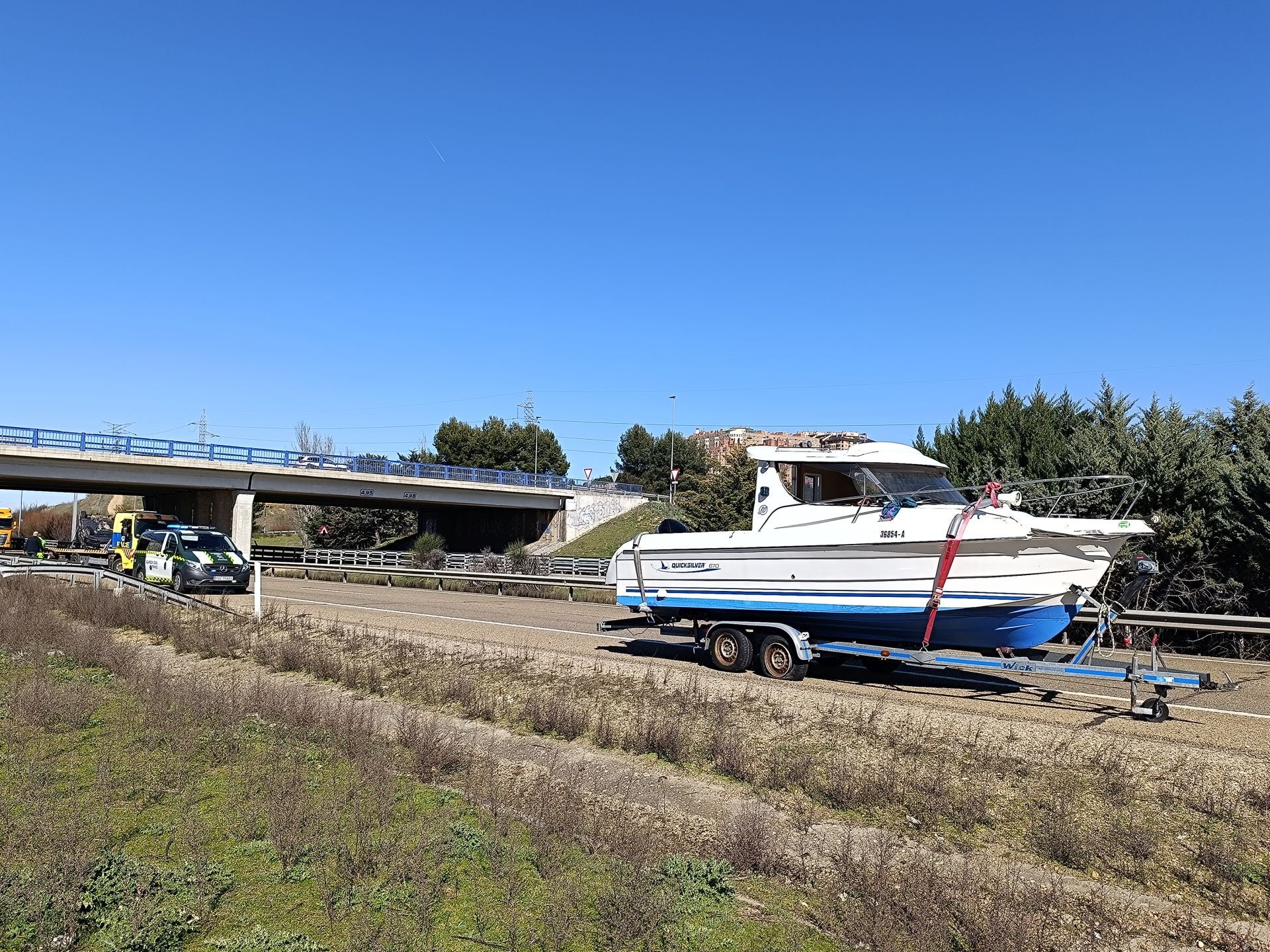 El accidente entre un vehículo y una embarcación en la A-62, en imágenes