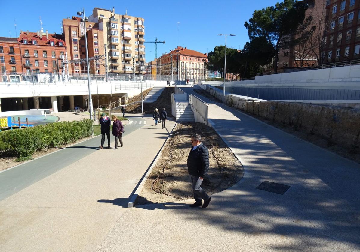 La nueva rampa de bajada y las escalinatas abiertas entre las bocas de los pasos peatonales de Labradores y Panaderos, del lado de la avenida de Segovia.