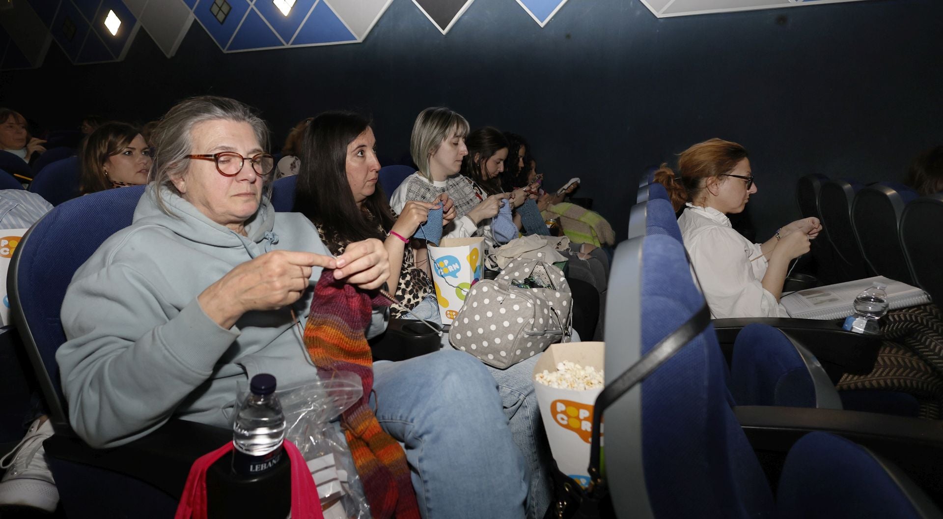 Así ha sido el evento para tejer y bordar en el cine en Palencia