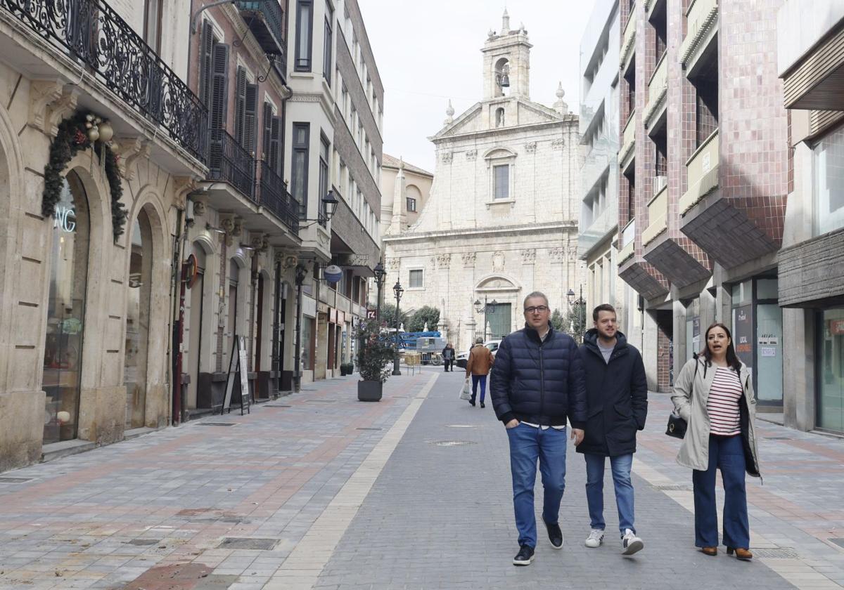 La alcaldesa recorre las calles peatonalizadas junto a los concejales de Tráfico y de Urbanismo, el 28 de marzo.