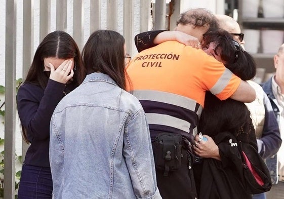Un miembro de Protección Civil consuela en Villablino a una familiar de una de las víctimas en el accidente minero de Cerredo.
