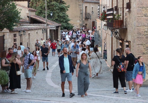 Turistas por una de las calles de Pedraza.