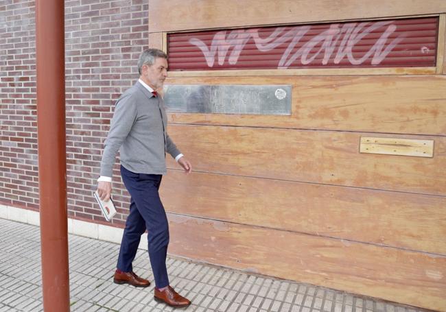 José Luis Vázquez llega a la sede regional este miércoles.