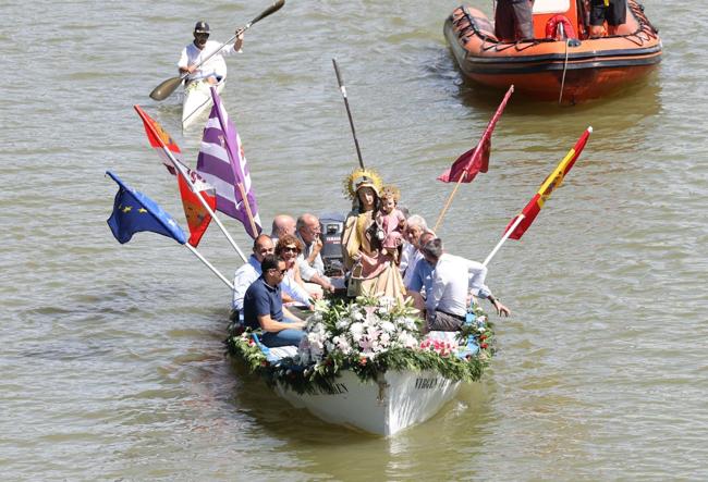 La barca, ahora sumergida, durante la procesión fluvial del 16 de julio de 2024.