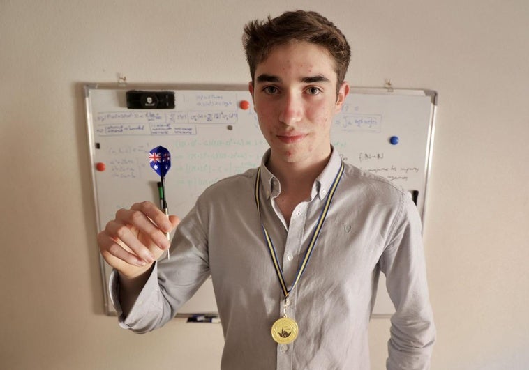 Fernando González con su medalla de oro apuntando a la Olimpiada Internacional de Australia