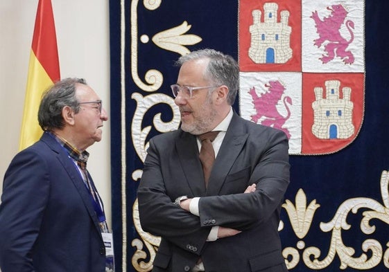 Luis Alonso Laguna, alcalde de Villalar de los Comuneros, conversa con Carlos Pollán (Vox), presidente de las Cortes y de la Fundación Castilla y León el pasado 21 de marzo.