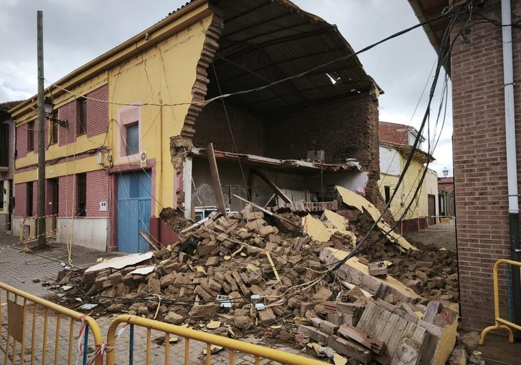 El derrumbe de una casa en Mansilla de las Mulas, en imágenes