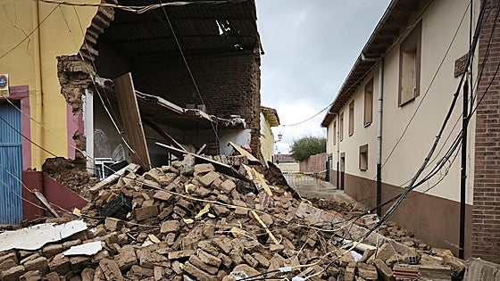Derrumbe de una vivienda en un pueblo de León: «Salvé la vida por dos minutos»