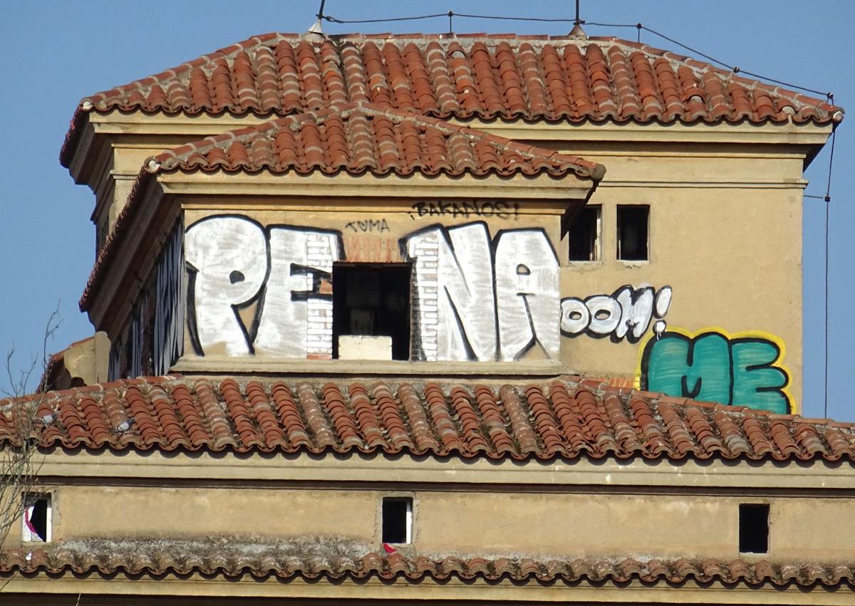 Imagen secundaria 1 - Planta baja del silo de la avenida de Gijón, repleta de gratis, y frecuentada por menores y grafiteros y detalle (debajo a la izquierda) de las ventanas rotas para salir al tejado en su parte superior. A la derecha, boquete abierto en la valla de la parte posterior de la parcela para acceder a su interior.