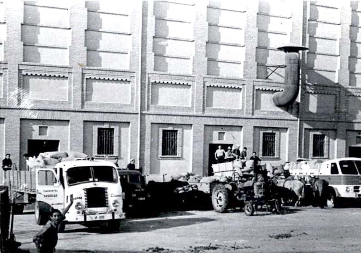 Imagen principal - Imágenes del silo de cereal de la avenida de Gijón cuando aún estaba en uso en la segunda mitad del siglo XX.