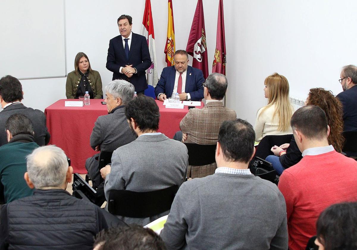 El consejero de Economía y Hacienda, Carlos Fernández Carriedo, durante la presentación del Programa de Fomento de Tierra de Campos en la localidad de Sahagún.