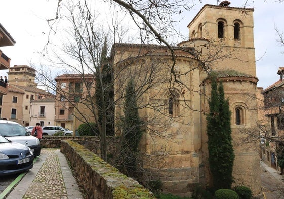 Vista exterior del campanario y el ábside de la iglesia de San Nicolás.