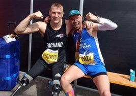 Jaime Gutiérrez Vicente posa con Richard Whitehead, triple campeón paralímpico.