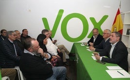 Recio, Ortega Lara y Pollán, de derecha a izquierda, en la mesa, en el encuentro con simpatizantes en la sede de Vox.