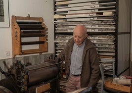 José Noriega en su taller de la localidad de Velliza.
