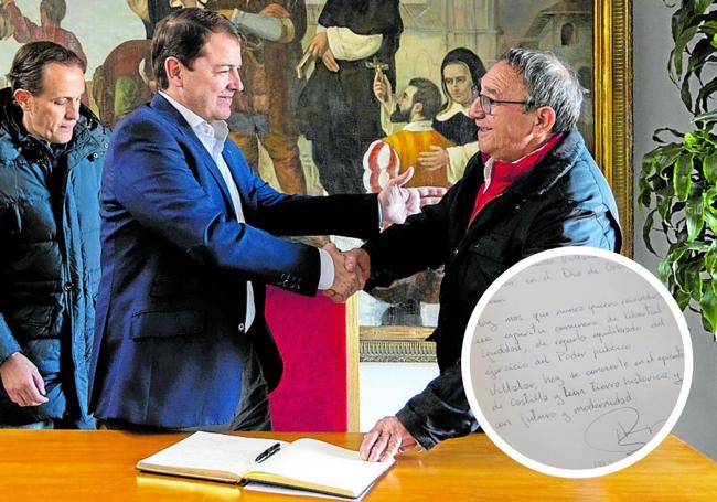 Fernández Mañueco firma, el 23 de abril pasado, en el libro del Ayuntamiento de Villalar y un detalle del mensaje que escribió.