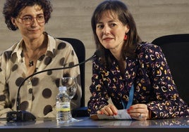 Beatriz Bello interviene en el congreso, junto a la edil Judith Castro.