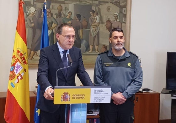 El subdelegado del Gobierno junto con el teniente coronel tras la reunión con los alcaldes.