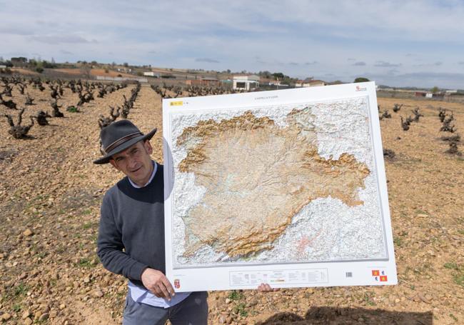 Bruno Criado del Rey Sáez, socio fundador y dueño de Tempranillo Wine Tours, en un majuelo de Cigales junto con el mapa topográfico de Castilla y León.