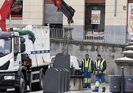 Recogida de residuos en el centro de Segovia.