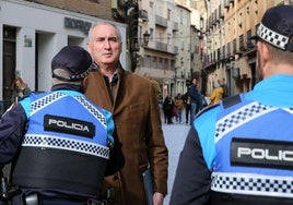 Mazarías saluda a dos agentes de la Policía Local de Segovia.