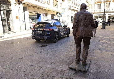 Come un producto con moho y extorsiona a los trabajadores de la pastelería para no contarlo