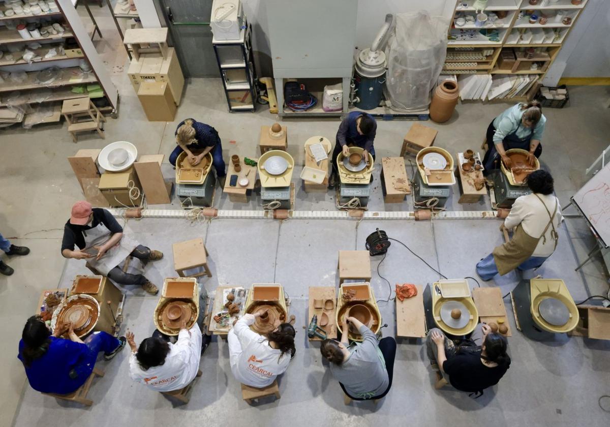 Alumnas del taller de cerámica trabajan el barro en el Centro de Artesanía de Castilla y León, durante una jornada de demostración este sábado.