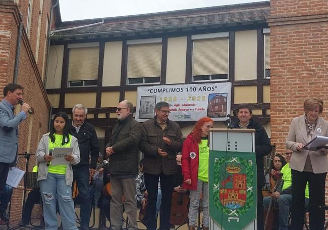 reconocimiento a antiguos directores del colegio.