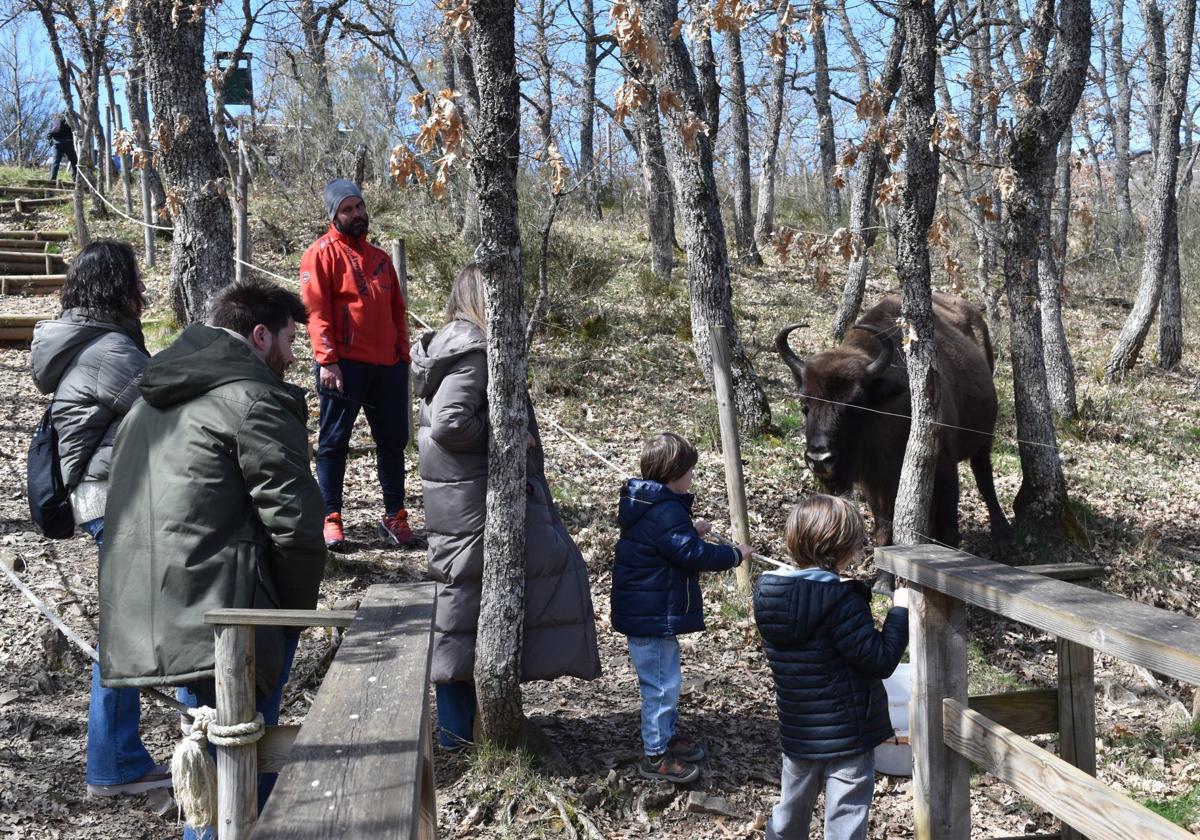 Público de todas las edades disfruta de la visita por la reserva.
