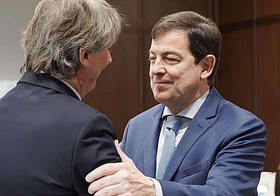 El presidente de la Junta y el nuevo secretario del PSOE de Castilla y León, en la reunión de este viernes.