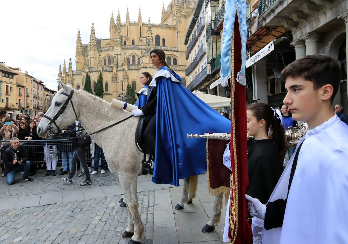 Imagen principal - Heraldos a caballo y su acompañamiento durante el anuncio del pregón de la Semana Santa por las calles de la ciudad de Segovia.