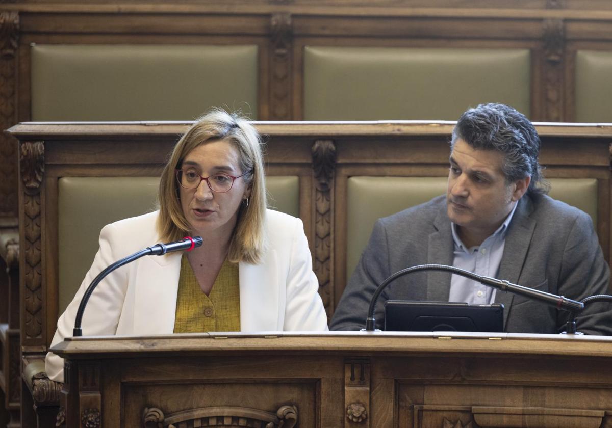 Los concejales de VTLP, Rocío Anguita y Jonathan Racionero, durante un pleno del Ayuntamiento.