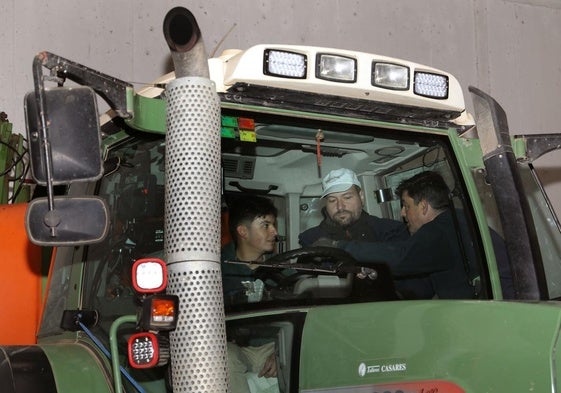 Jesús Revilla, a la derecha, en el tractor con los alumnos Alberto López, en el centro, y Javier Andrés.