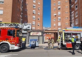 Dotaciones de los bomberos de Valladolid, en el edificio donde se ha producido el incencio
