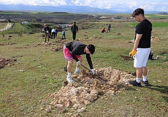 Participantes en la plantación popular en el Peñigoso