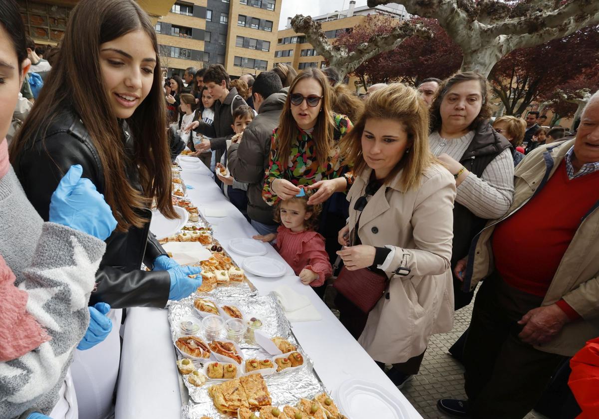 Los más jóvenes, en el reparto y venta de tapas, en la parroquia de San Antonio.