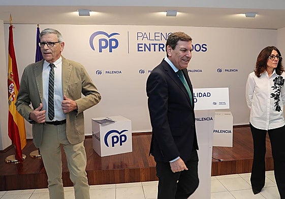 Carriedo, en el centro, con los procuradores Juan Jesús Blanco y Mercedes Cófreces.