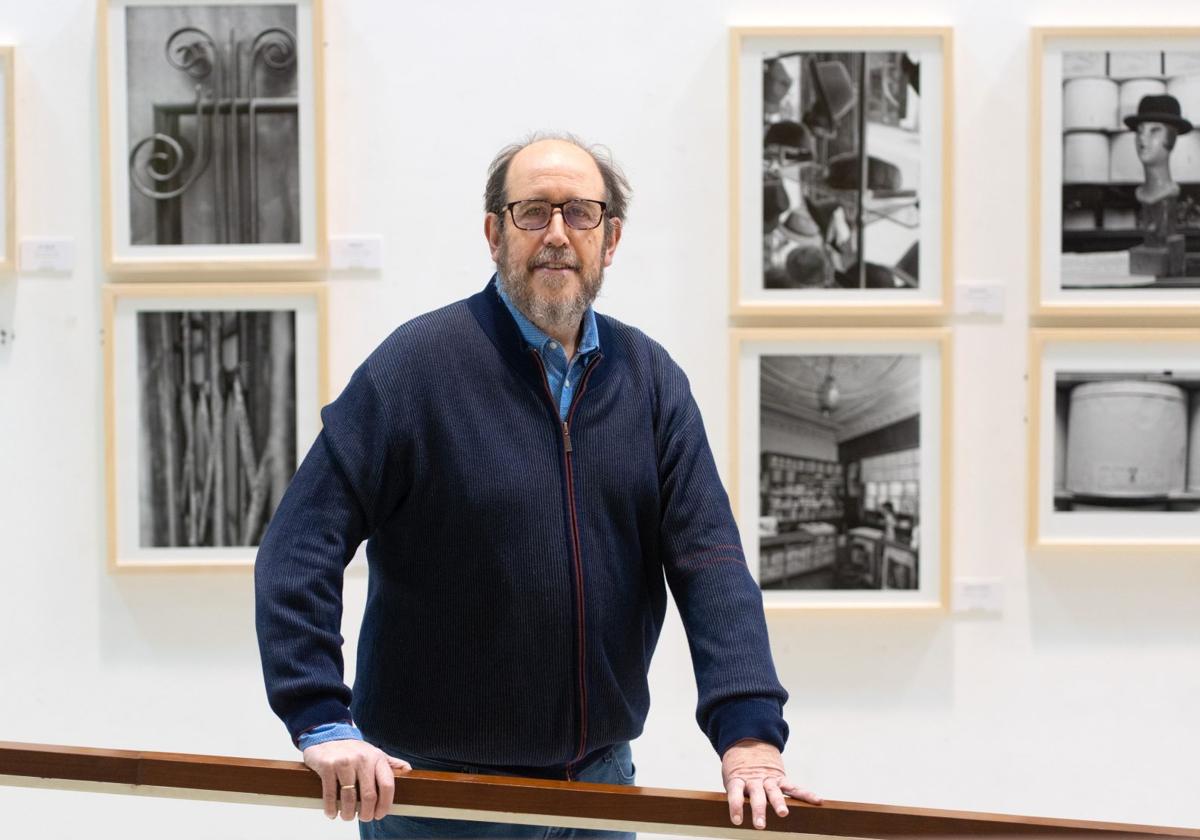 Manuel Poves, con fotografías de su exposición en el Museo Etnográfico de Castilla y León en Zamora.