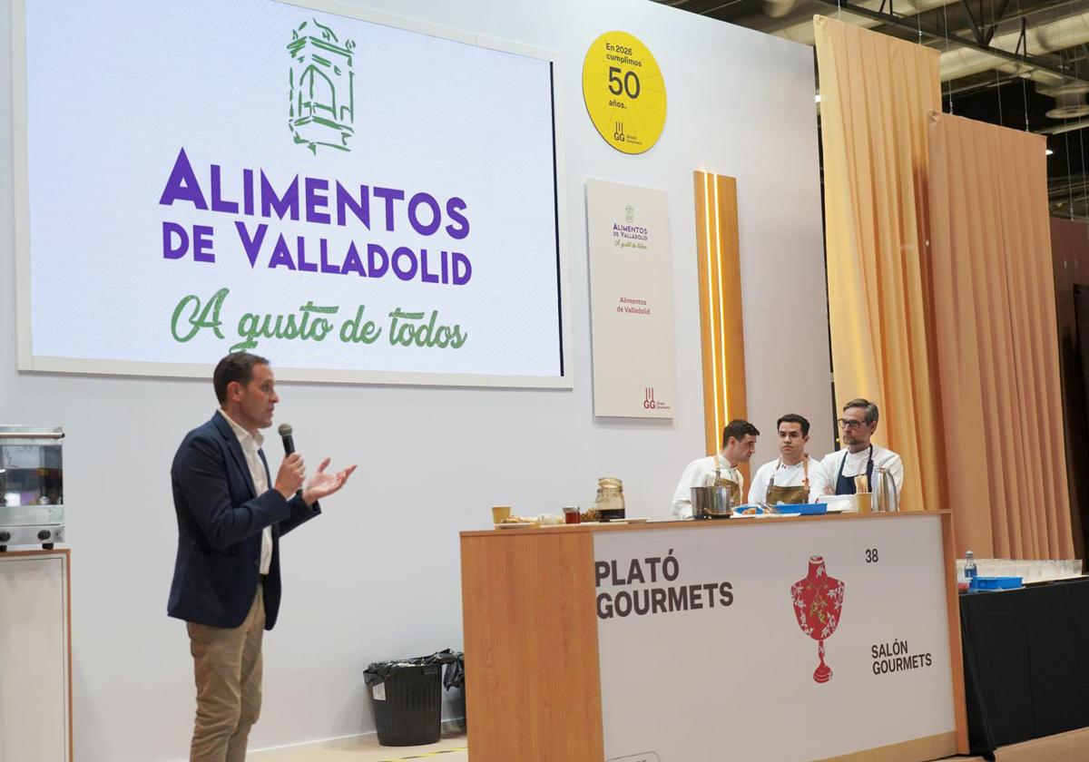 El presidente de la Diputación de Valladolid, Conrado Íscar, promociona Alimentos de Valladolid en el Salón Gourmets 2025 de la mano de Miguel Ángel de la Cruz.