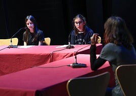 Participantes en el encuentro y en el programa radiofónico