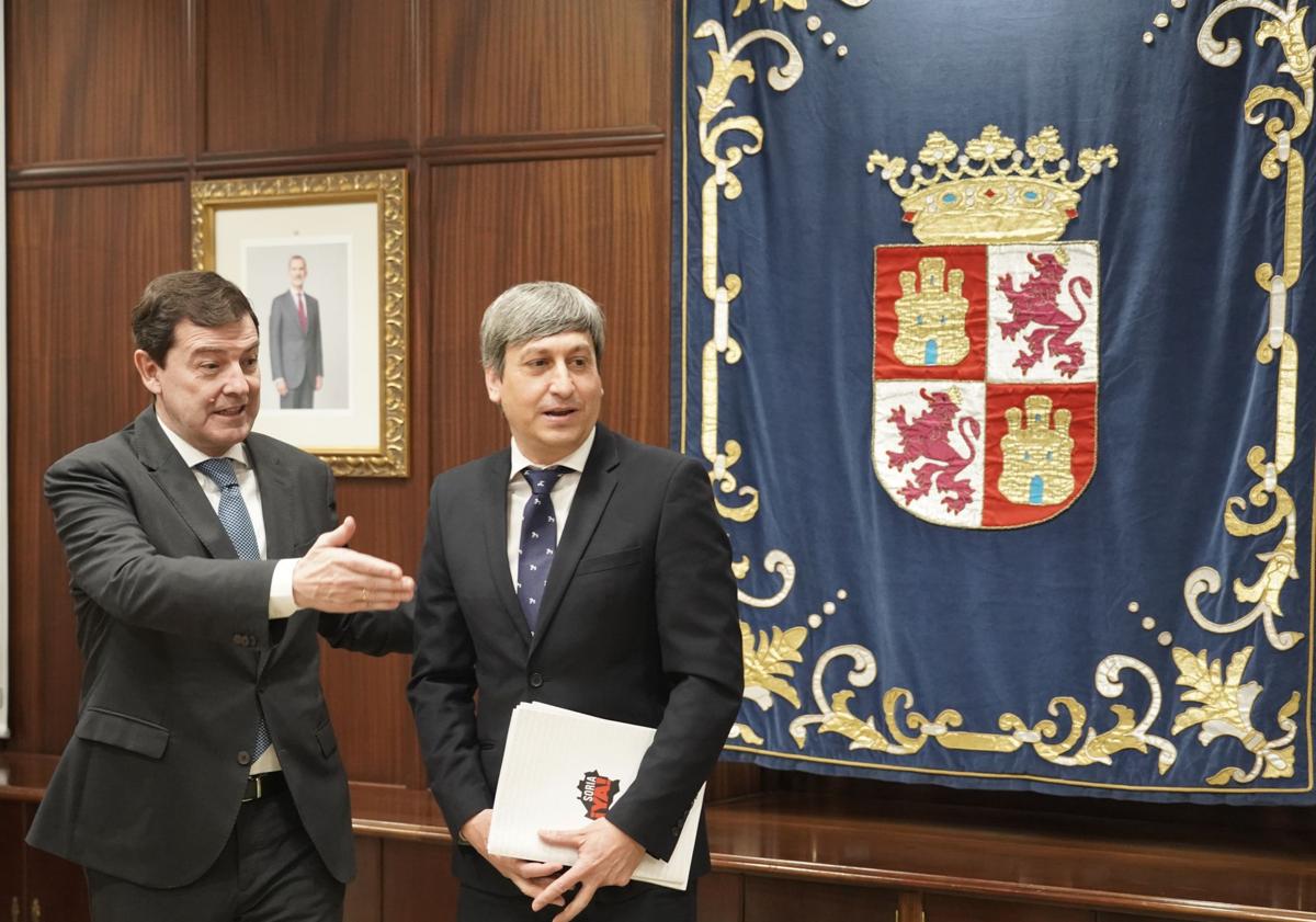 Imagen principal - Mañueco, con los representantes de Soria ¡Ya! (José Antonio Palomar), Unidas Podemos (Pablo Fernández) y Por Ávila (Pedro Pascual). 