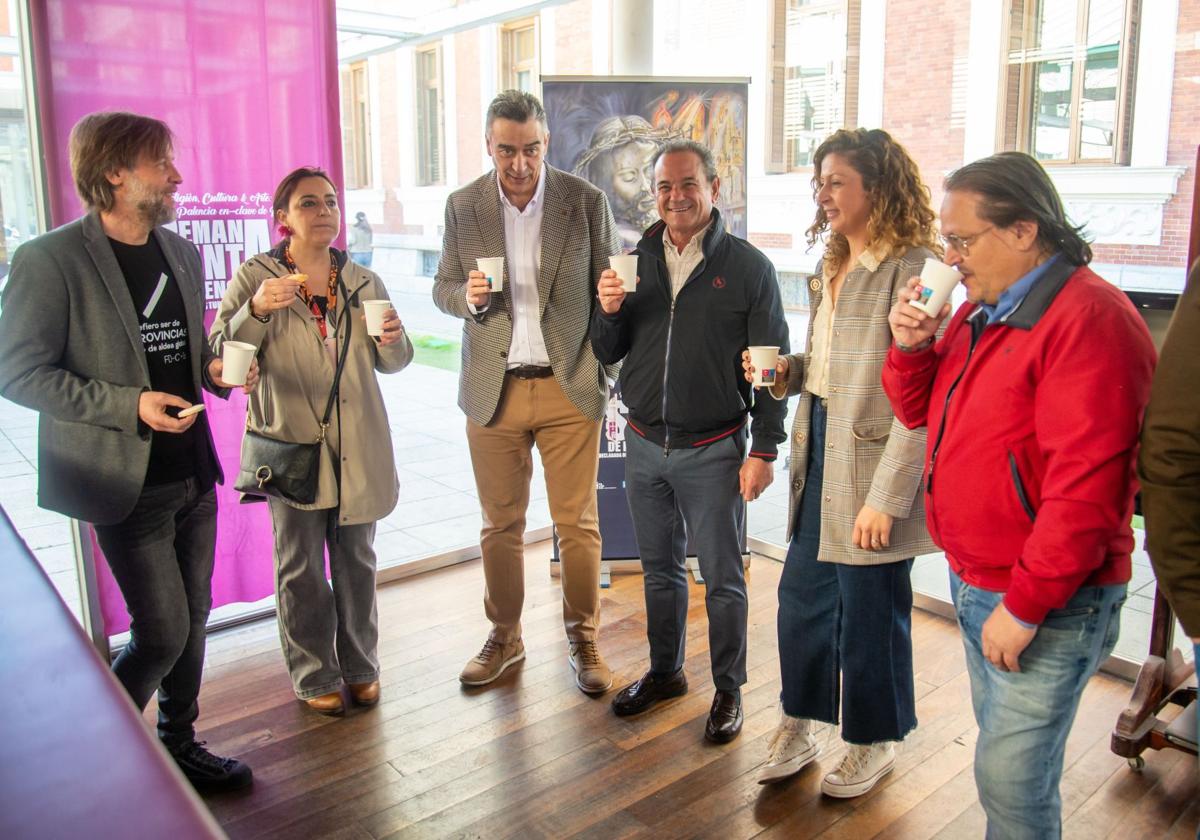 Los asistentes a la inauguración brindan con limonada.