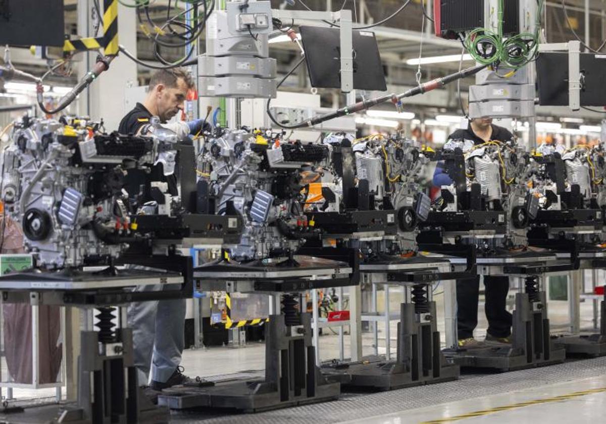 Trabajadores en la factoría de motores de Horse en Valladolid.