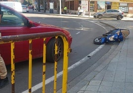 Parte delantera del coche que ha chocado con la motocicleta, caída en el suelo a varios metros de la colisión.