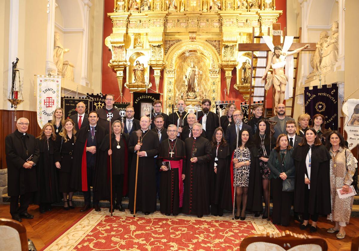 Representantes de la Semana Santa de Medina del Campo junto al Arzobispo de Valladolid, Luis Argüello, en el pregón celebrado este martes