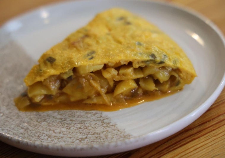 Tortilla poco cuajada y con cebolla morada en el bar Tigo y Migo