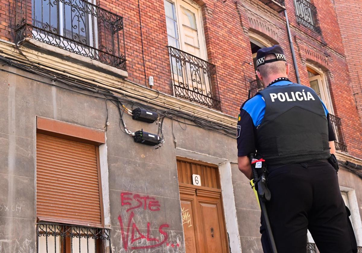 Labores de vigilancia de la Policía en edificio okupado en la Circular, propiedad de la SAREB.