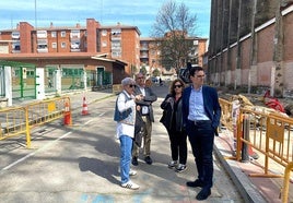 De izquierda a derecha, Carmen Lozano y los concejales socialistas Luis Vélez, Charo Chávez y Pedro Herrero, hoy en la calle Caballero.