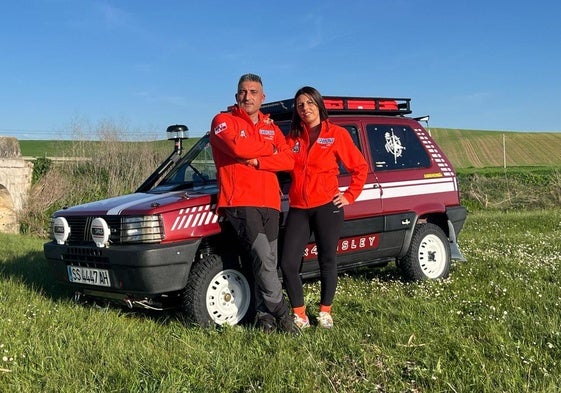 Ángel Barcenilla y Marta Rico probando su Seat Panda en los campos de Marzales