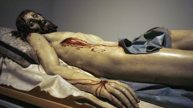 Para el Cristo Yacente, Gregorio Fernández utilizó distintos materiales naturales en detalles como los ojos y las uñas para aportar realismo. ¿Cuál no es uno de ellos?
